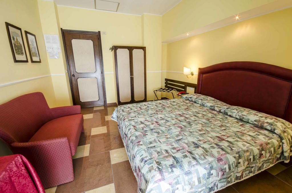Hotel Tarconte ตาร์กวิเนีย ภายนอก รูปภาพ