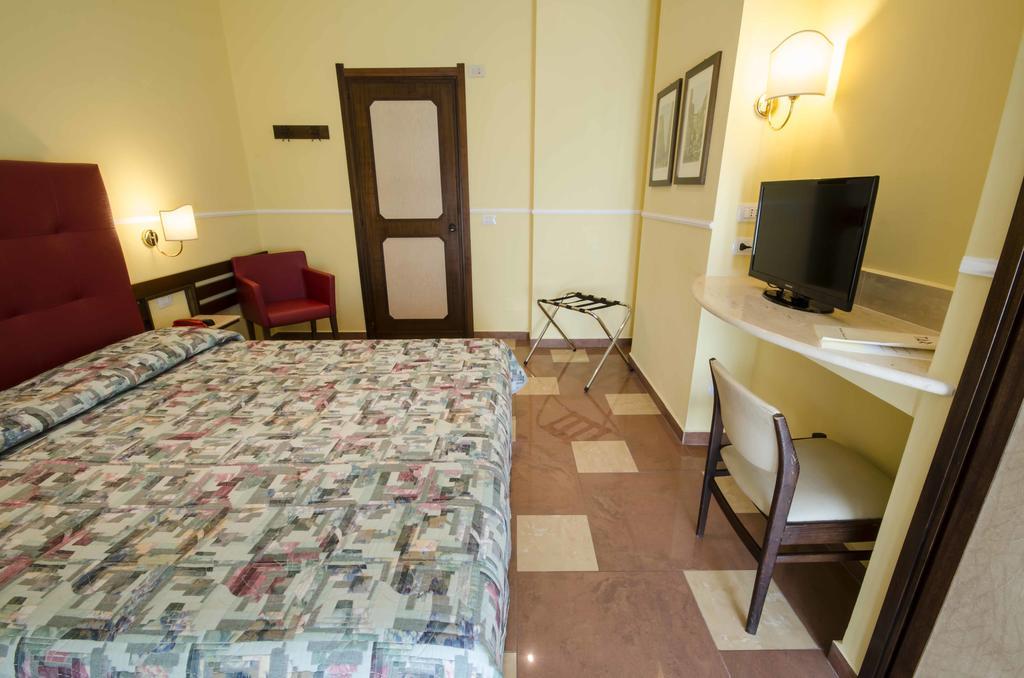 Hotel Tarconte ตาร์กวิเนีย ภายนอก รูปภาพ