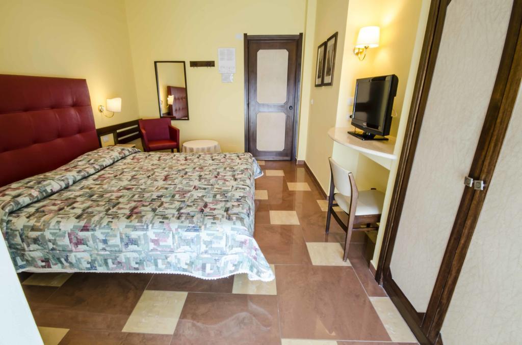 Hotel Tarconte ตาร์กวิเนีย ภายนอก รูปภาพ