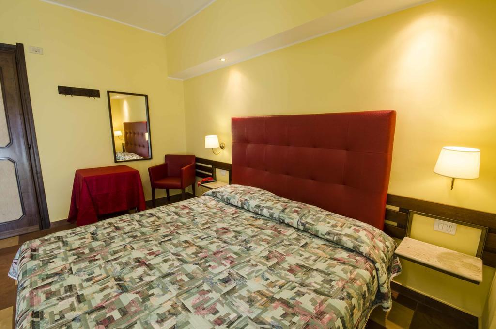 Hotel Tarconte ตาร์กวิเนีย ภายนอก รูปภาพ