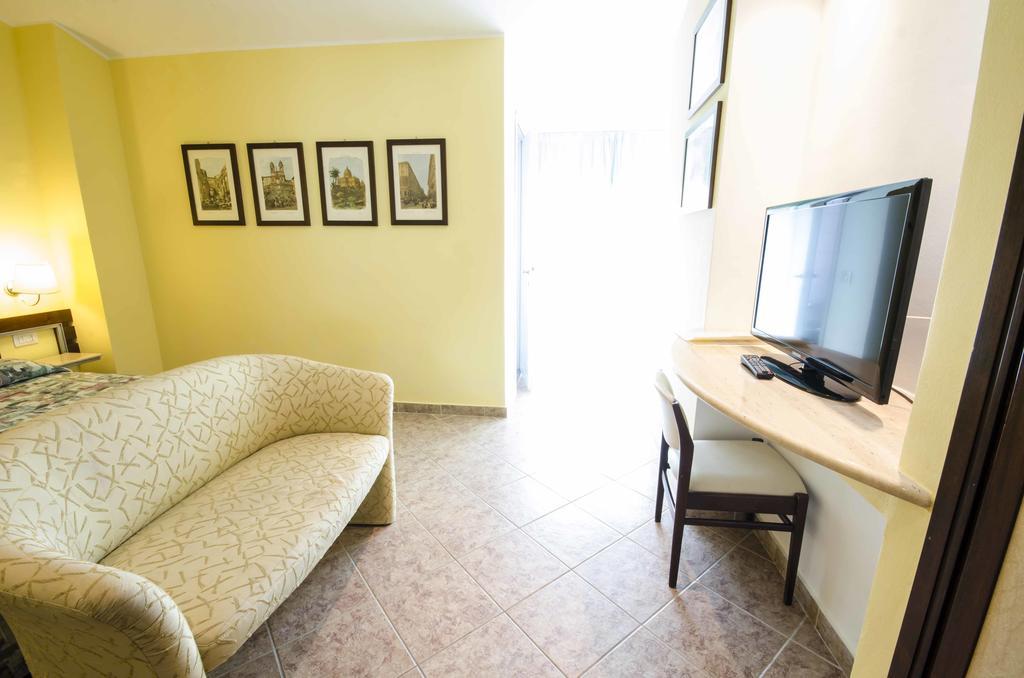 Hotel Tarconte ตาร์กวิเนีย ภายนอก รูปภาพ