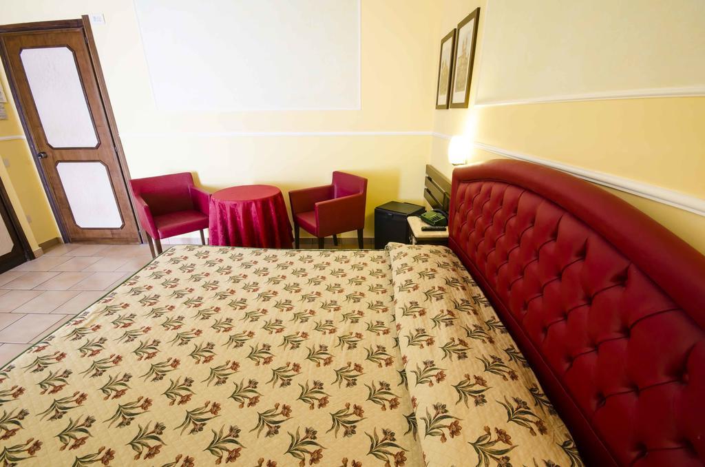Hotel Tarconte ตาร์กวิเนีย ภายนอก รูปภาพ