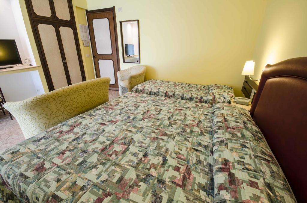 Hotel Tarconte ตาร์กวิเนีย ภายนอก รูปภาพ